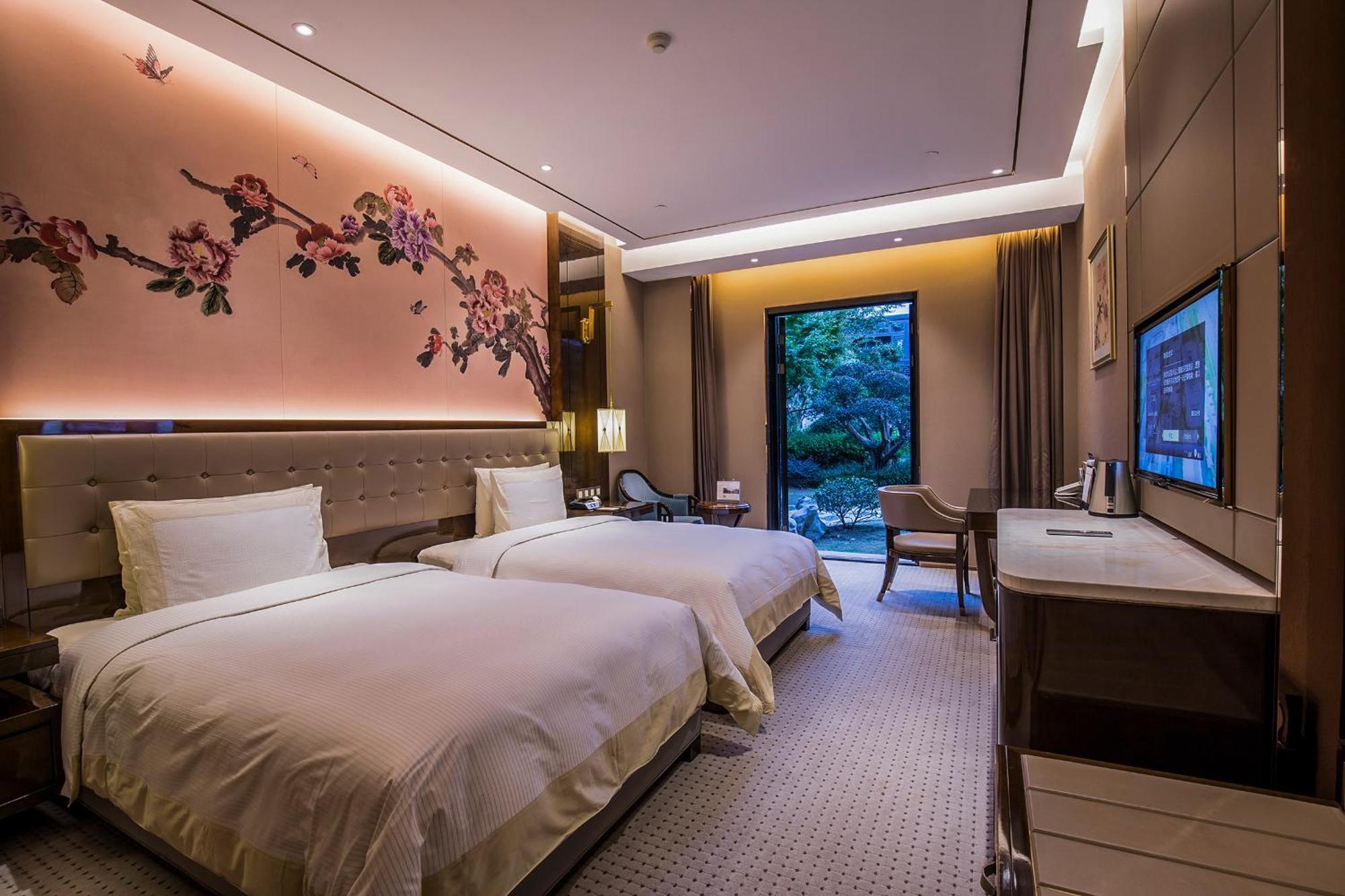 Royal Garden Hotel Shanghai-Free Shuttle To And From Disney & Pvg & Close Metro Line2 Easy To Sha New Expo Exterior foto