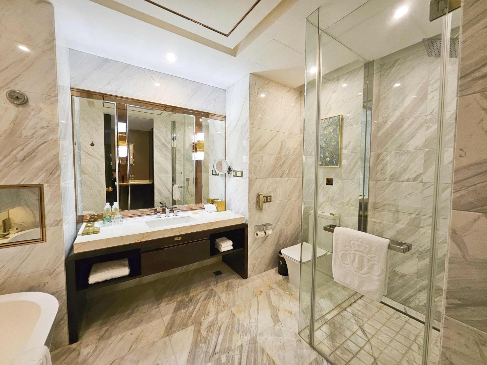 Royal Garden Hotel Shanghai-Free Shuttle To And From Disney & Pvg & Close Metro Line2 Easy To Sha New Expo Exterior foto