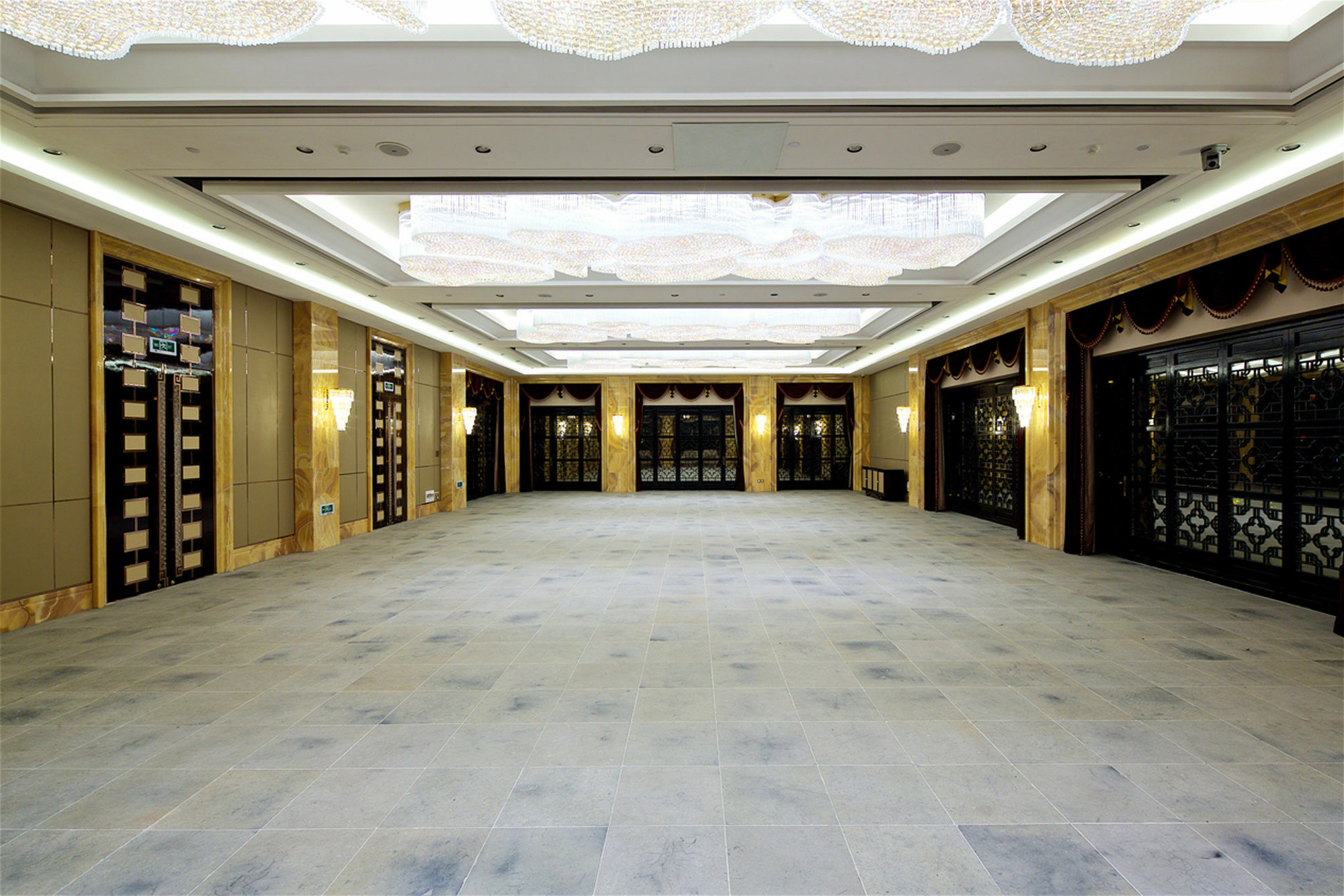 Royal Garden Hotel Shanghai-Free Shuttle To And From Disney & Pvg & Close Metro Line2 Easy To Sha New Expo Exterior foto